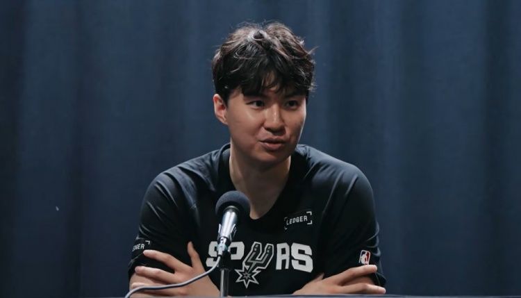 李贤重自曝罚球模仿克莱 马刺夏联惨败勇士29分