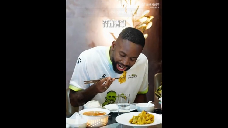 巴坎布曹永竞美食评测:烤鸭现分歧,毛血旺全票差评