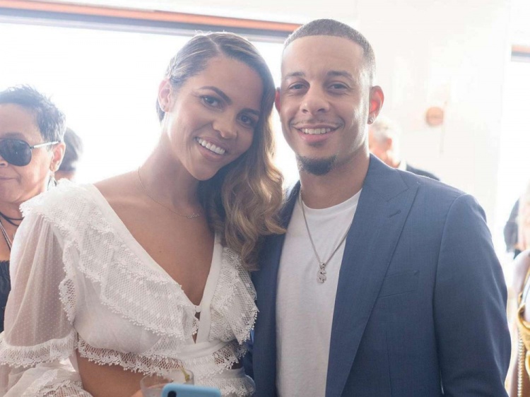 里弗斯：女儿突然关注库里夫妇，我就猜到她约会赛斯