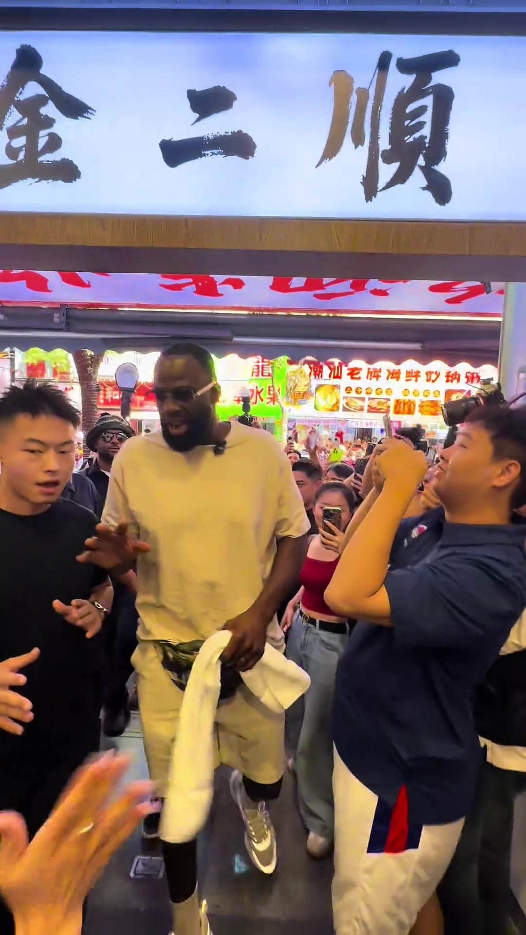 追梦潮汕行拿砂煲大肉丸打乒乓球,复刻《食神》经典场面 追梦潮汕行拿砂煲大肉丸打乒乓球,复刻《食神》经典场面