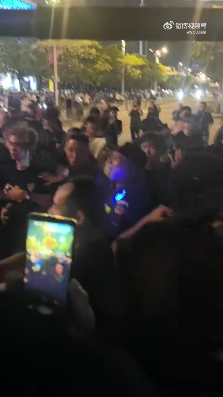 何意味?部分三镇球迷冲击天津球迷大巴,有球迷做拉眼角歧视动作 何意味?部分三镇球迷冲击天津球迷大巴,有球迷做拉眼角歧视动作