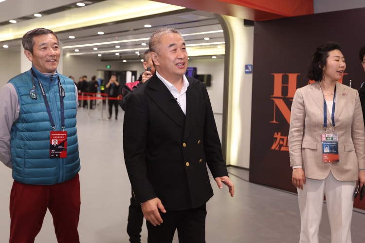 东体:有消息称海牛开出200万元赢球奖 乔伟光赴训练场为球队打气 东体:有消息称海牛开出200万元赢球奖 乔伟光赴训练场为球队打气