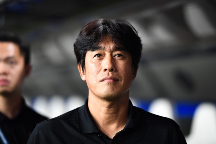 川媒:徐正源重返成都,为数不少的成都球迷前去接机 川媒:徐正源重返成都,为数不少的成都球迷前去接机