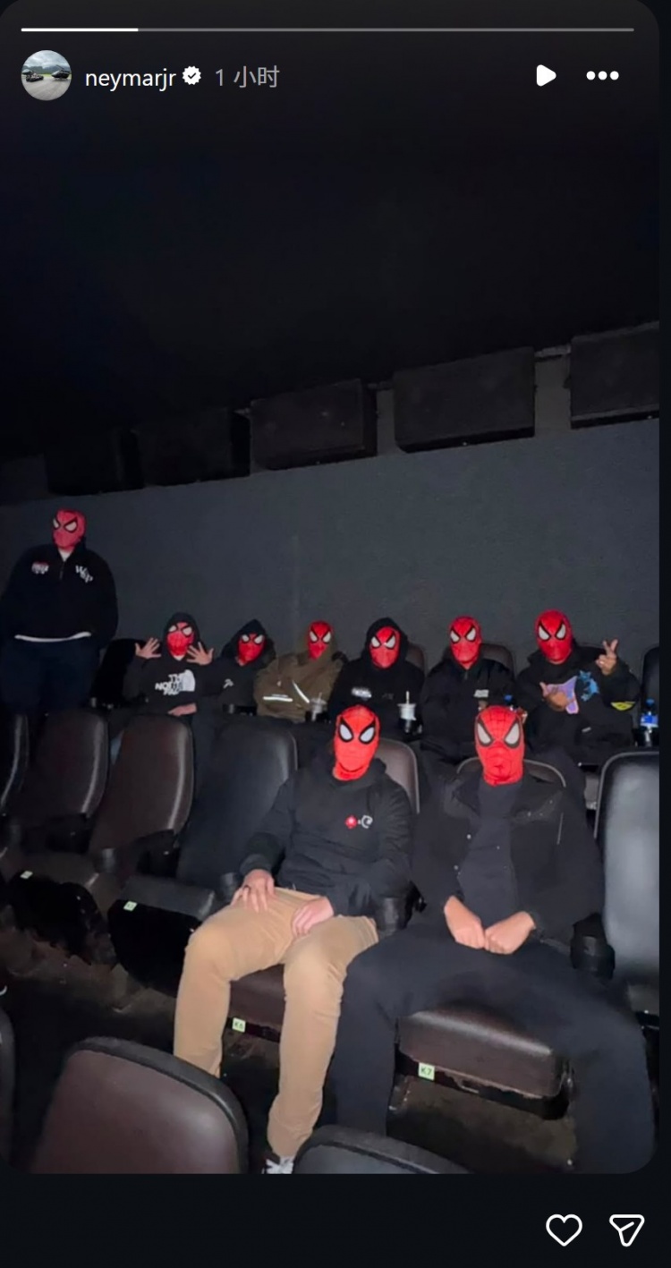 蜘蛛侠新作上映!内马尔社媒晒在影院戴蜘蛛侠头套照片
