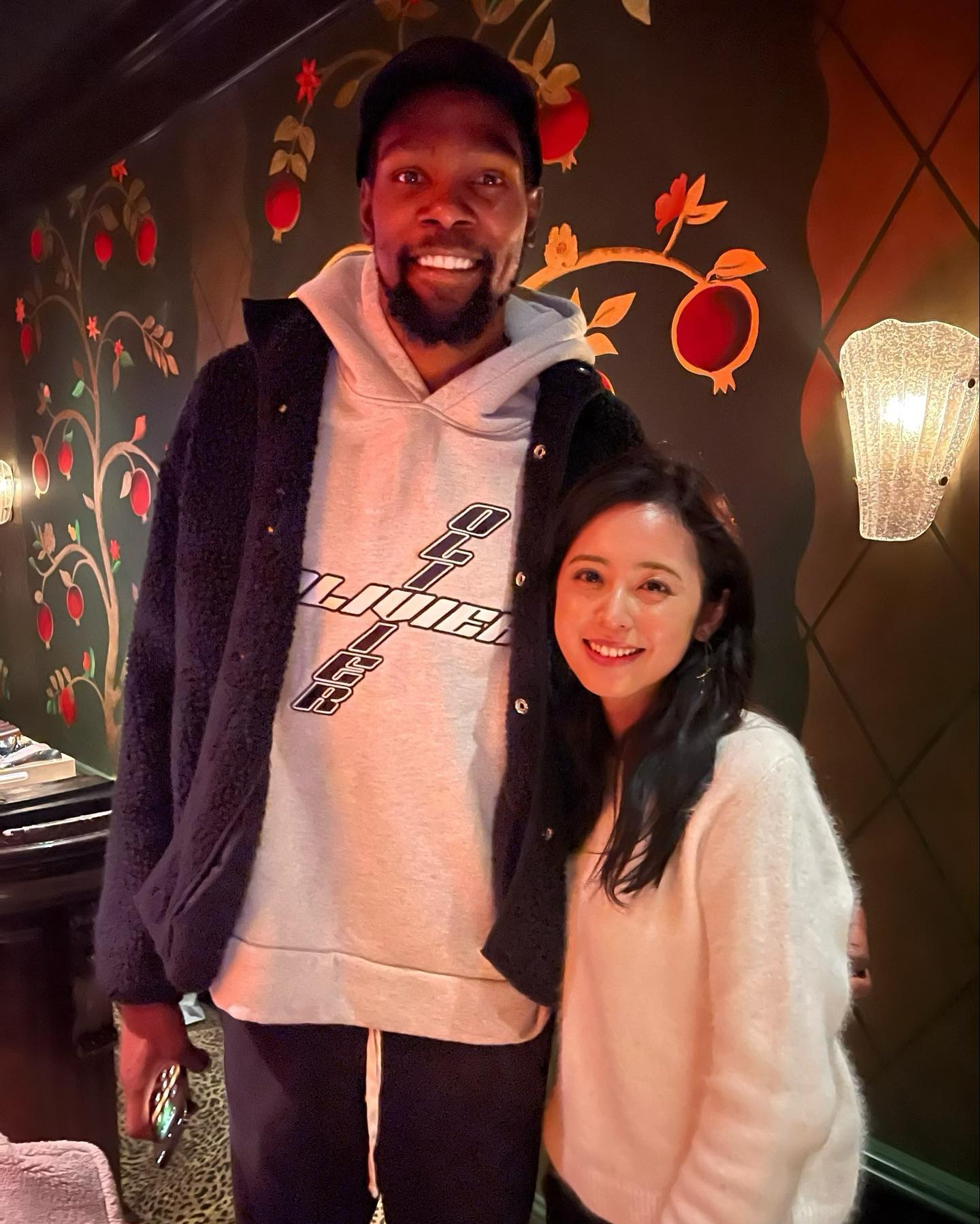 渡边雄太妻子带娃观战世预赛晒照:👶🏻第一次看篮球比赛 渡边雄太妻子带娃观战世预赛晒照:👶🏻第一次看篮球比赛