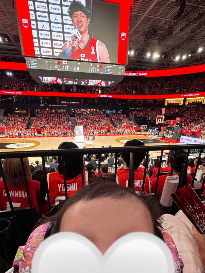 渡边雄太妻子带娃观战世预赛晒照:👶🏻第一次看篮球比赛 渡边雄太妻子带娃观战世预赛晒照:👶🏻第一次看篮球比赛