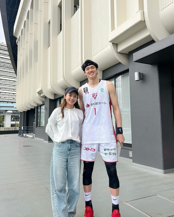 渡边雄太妻子带娃观战世预赛晒照:👶🏻第一次看篮球比赛 渡边雄太妻子带娃观战世预赛晒照:👶🏻第一次看篮球比赛