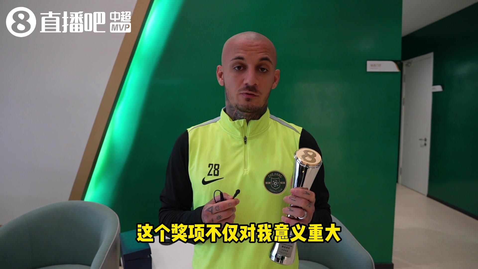 米特里策领取奖杯：三分比什么都重要 愿在中国生活很多年